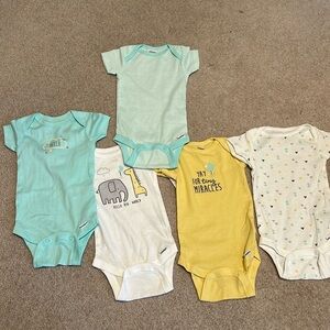 Set of 5 Gerber onsies brand new!!! 0-3 months